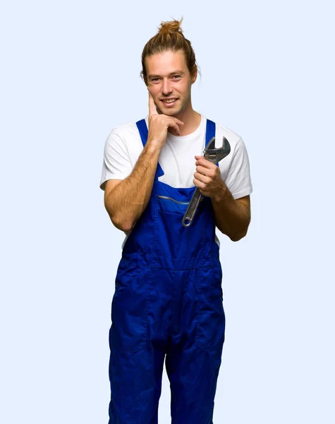 Workman Glimlachend Met Een Gelukkig Aangename Uitdrukking Geïsoleerde Achtergrond — Stockfoto