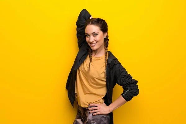 Mujer Del Deporte Sobre Fondo Amarillo Vibrante —  Fotos de Stock