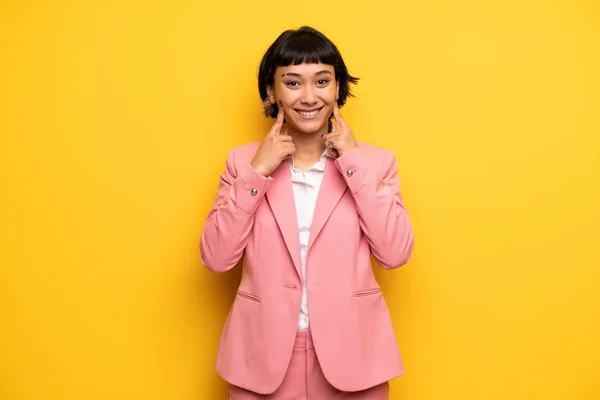 Σύγχρονη Γυναίκα Ροζ Επαγγελματικό Κοστούμι Χαμογελώντας Ευτυχισμένους Και Ευχάριστη Έκφραση — Φωτογραφία Αρχείου