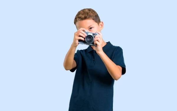 Liten Unge Fotografera Något Färg Baackground — Stockfoto