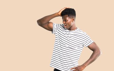 Çizgili gömlekli olan koyu tenli adam bir şeyin farkına vardım ve izole koyu sarı arka plan üzerinde çözüm isteyen vardır