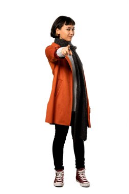 Kısa saçlı kadın ceket ile tam uzunlukta bir kadeh sana kendinden emin bir ifade ile izole beyaz arka plan üzerinde puan parmak