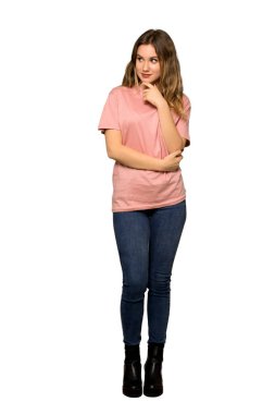 Pembe kazak önüne izole beyaz arka plan üzerinde arıyorsunuz bir genç kızla tam uzunlukta bir kadeh