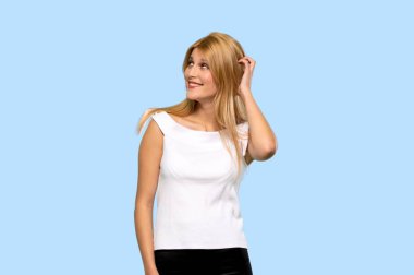 Sarışın genç kadın bir fikir izole mavi arka plan üzerinde kafa çizilmemesi süre düşünme