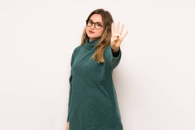 Beyaz duvar mutlu ve sayım dört parmak ile genç kız