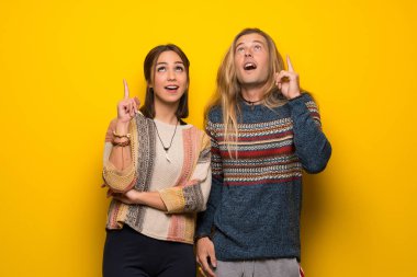 Hippi çift parmak işaret bir fikir düşünce sarı arka plan üzerinde