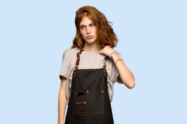 Önlük mavi arka plan ateşte bir sürü kadınla genç redhead
