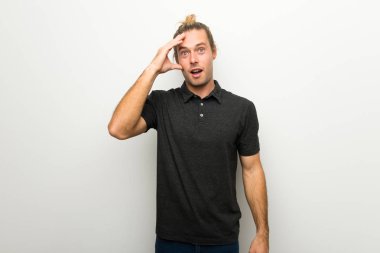 Beyaz duvar üzerinde uzun saçlı sarışın adam bir şeyin farkına vardım ve çözüm isteyen vardır