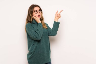 Beyaz duvar işaret üzerine genç kız yukarı ve sürpriz