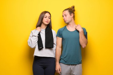 Grup sporcuların yorgun ve hasta ifade ile sarı arka plan üzerinde