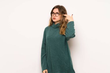 Genç kız intihar jest yapma sorunları olan beyaz duvar üzerinde