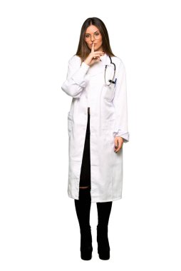 Bir işaret parmağını ağzına koyarak sessizlik jest gösteren genç doktor kadının tam vücut