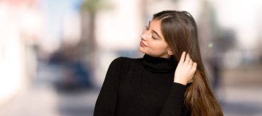 Güzel kız açık havada kafa çizilmemesi iken bir fikir düşünüyorum