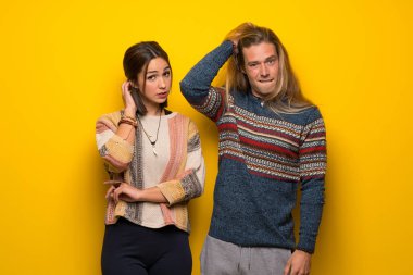 Hippi çift sarı arka plan şüpheleri üzerinde