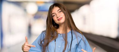 Genç hemşire kibirli ve kendini beğenmiş kendini kavramı bir hastanede seviyorum