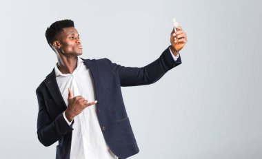 Afro-Amerikan yakışıklı bir selfie izole gri arka plan üzerinde yapmak bir ceket