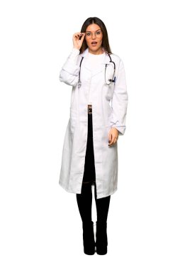 Genç doktor kadının gözlüklü ve sürpriz tam vücut