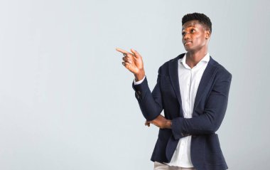 Afro-Amerikan yakışıklı işaret parmağı ile izole gri arka plan üzerinde harika bir fikir bir ceket