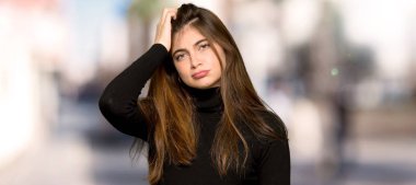 Hayal kırıklığı ve açık havada anlayış değil bir ifade ile güzel kız