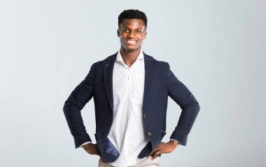 Afro-Amerikan yakışıklı kalça izole gri arka plan üzerine, silah ile poz bir ceket