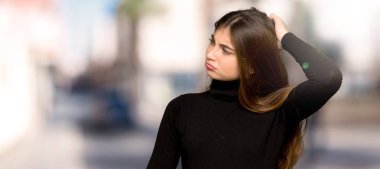 Güzel kız açık havada kafa çizilmemesi süre şüpheleri