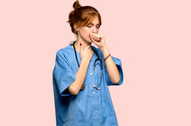 Genç redhead hemşire ile öksürük acı ve pembe arka plan üzerinde kötü hissediyor
