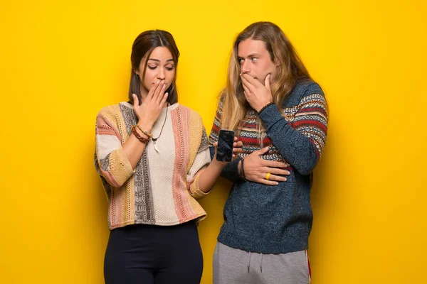 Couple Hippie Sur Fond Jaune Avec Maintien Troublé Smartphone Cassé — Photo