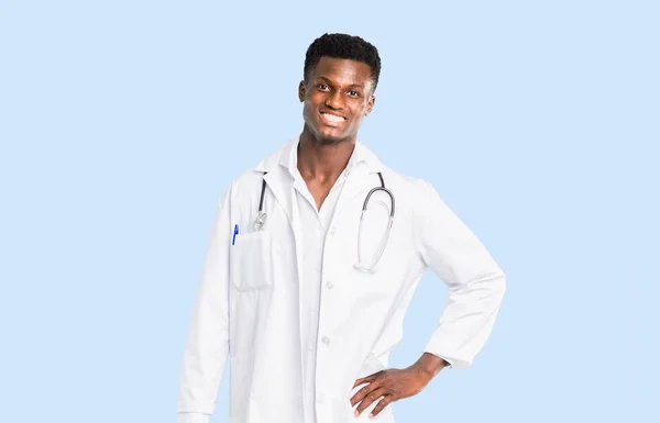 Medico Afroamericano Posa Con Braccia All Anca Sorridente Isolato Sfondo — Foto Stock