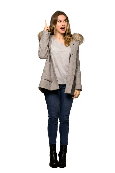 コートをしようと 代の女の子のフルレングスのショットは 分離の白い背景の上の指を持ち上げながらソリューションを実現します — ストック写真