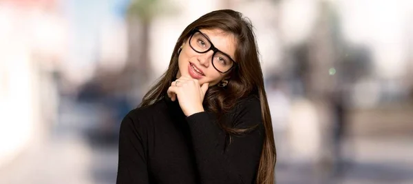 Jolie Fille Avec Des Lunettes Souriant Extérieur — Photo