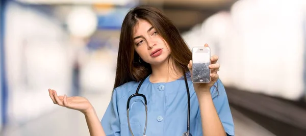 Junge Krankenschwester Verärgert Über Kaputtes Telefon Krankenhaus — Stockfoto