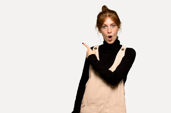 Young Redhead Woman Surprised Pointing Side Grey Background — Stock Photo, Image