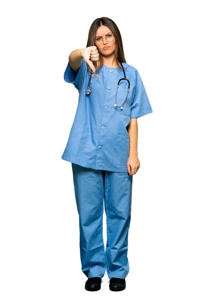 負の式と記号を親指を示す若い看護師の全身 — ストック写真