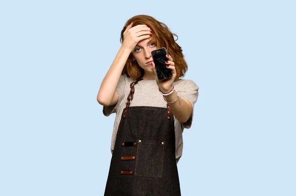 Fiatal Vöröshajú Kötény Megzavarná Törött Telefon Kék Háttér — Stock Fotó