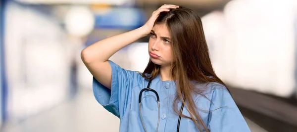 Jovem Enfermeira Com Expressão Frustração Não Compreensão Hospital — Fotografia de Stock
