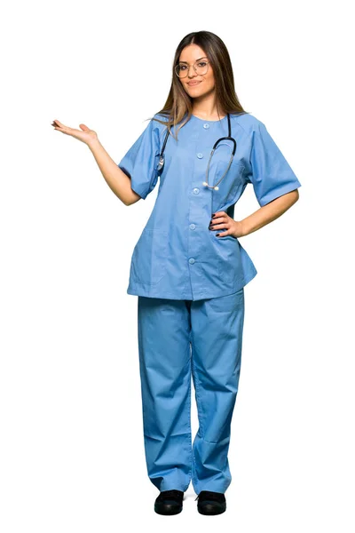 Full Body Young Nurse Holding Copyspace Imaginary Palm Insert — Stock Photo, Image