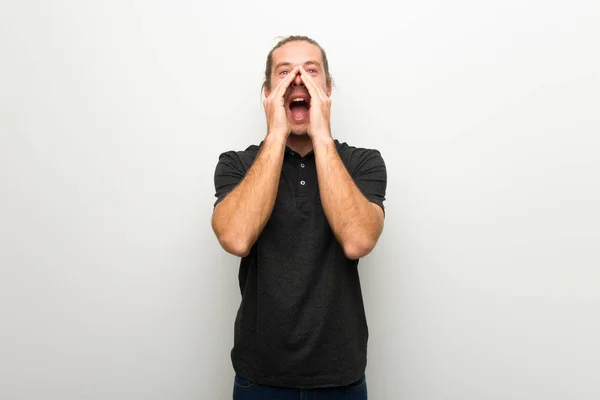 Blonde Man Met Lange Haren Witte Muur Schreeuwen Aankondiging Van — Stockfoto