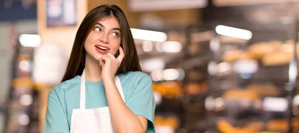 Meisje Met Schort Een Idee Denken Terwijl Opzoeken Een Bakkerij — Stockfoto