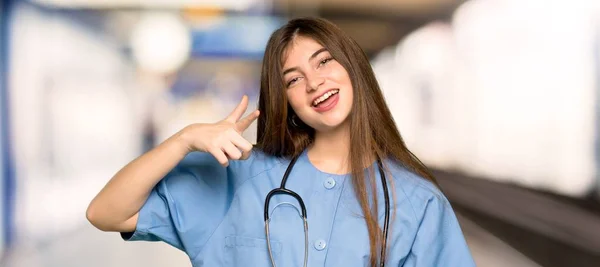 Молода Медсестра Розчарована Поганою Ситуацією Вказує Фронт Лікарні — стокове фото