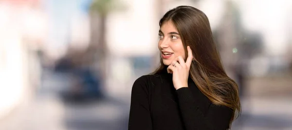 Mooi Meisje Denken Een Idee Tijdens Het Opzoeken Open Lucht — Stockfoto