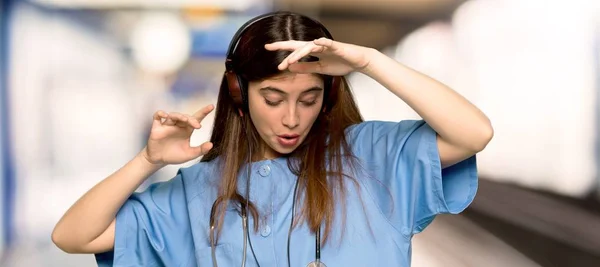 Młoda Pielęgniarka Słuchanie Muzyki Przez Słuchawki Taniec Szpitalu — Zdjęcie stockowe