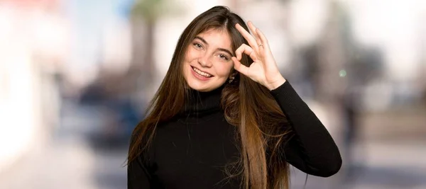 Menina Bonita Mostrando Sinal Com Dedos Livre — Fotografia de Stock