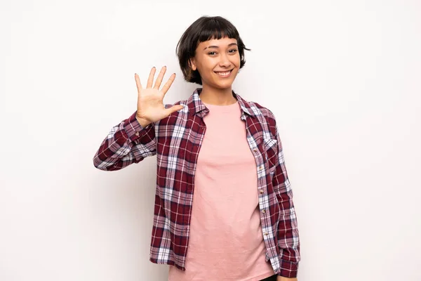 Beş Parmak Ile Sayım Kısa Saçlı Genç Kadın — Stok fotoğraf