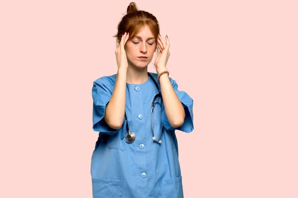 Jovem Enfermeira Ruiva Infeliz Frustrado Com Algo Sobre Fundo Rosa — Fotografia de Stock