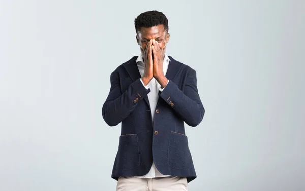 Tampan Afrika Amerika Pria Mengenakan Jaket Tertawa Pada Terisolasi Abu — Stok Foto