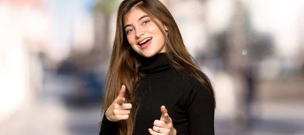 Menina Bonita Apontando Para Frente Sorrindo Livre — Fotografia de Stock