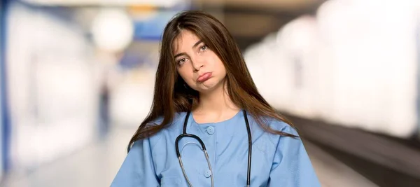 Jovem Enfermeira Com Expressão Triste Deprimida Hospital — Fotografia de Stock