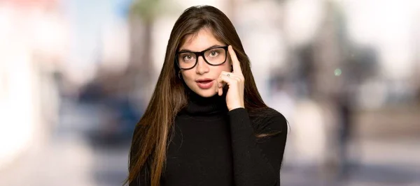 Menina Bonita Com Óculos Surpreso Livre — Fotografia de Stock