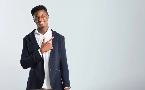 Tampan Afrika Amerika Pria Mengenakan Jaket Menunjuk Samping Dengan Jari — Stok Foto