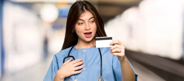 Enfermera Joven Con Tarjeta Crédito Sorprendida Hospital — Foto de Stock